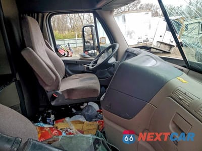 Piąte zdjęcie samochodu w środku: 2019 FREIGLINER CASCADIA 113 VIN:3AKJGHDV5KDKK2802 - miniatura