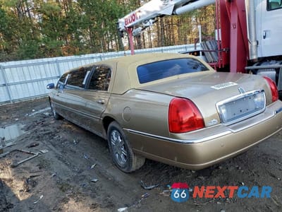 Drugie zdjęcie samochodu z przodu: 2011 LINCOLN TOWN CAR VIN:1L1FM88W67Y614291 - miniatura