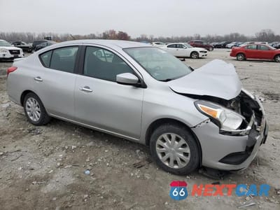 Czwarte zdjęcie samochodu z boku: 2019 NISS VERSA S VIN:3N1CN7APXKL839374 - miniatura