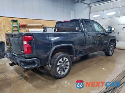Trzecie zdjęcie samochodu z tyłu: 2024 CHEVROLET SILVERADO K2500 CUSTOM VIN:1GC5YME71RF122906 - miniatura