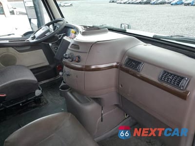 Piąte zdjęcie samochodu w środku: 2018 VOLVO VNL SEMI TRUCK VIN:4V4N39TG6JN892841 - miniatura