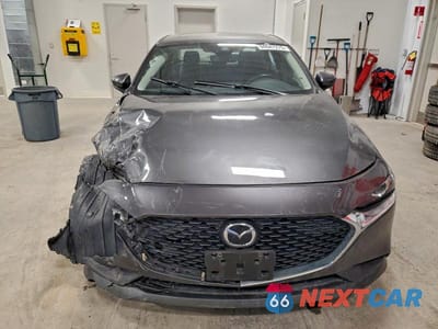 Piąte zdjęcie samochodu w środku: 2021 MAZDA MAZDA3 GS 4DR VIN:JM1BPACL9M1319560 - miniatura