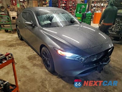 Czwarte zdjęcie samochodu z boku: 2025 MAZDA 3 PREFERRED VIN:JM1BPALM7S1761310 - miniatura