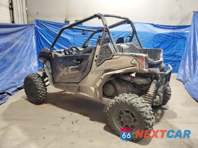 Trzecie zdjęcie samochodu z tyłu: 2023 CAN MAVERICK SPORT 1000R EFI XXC 4X4 VIN:3JB1VAX46PK000126 - miniatura
