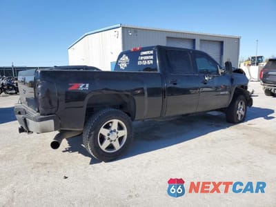 Trzecie zdjęcie samochodu z tyłu: 2014 CHEVROLET SILVERADO K2500 HEAVY DUTY LTZ VIN:1GC1KYE8XEF171452 - miniatura