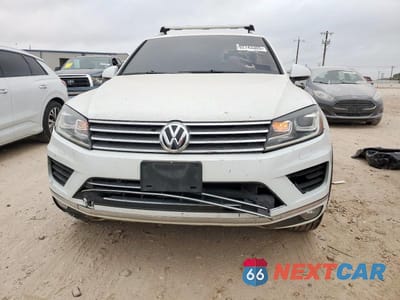 Piąte zdjęcie samochodu w środku: 2016 VOLKSWAGEN TOUAREG SPORT VIN:WVGEF9BP9GD000516 - miniatura