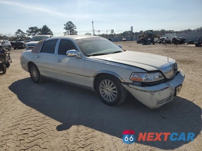 Czwarte zdjęcie samochodu z boku: 2004 LINCOLN TOWN CAR ULTIMATE VIN:1LNHM83W84Y640336 - miniatura