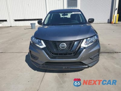 Piąte zdjęcie samochodu w środku: 2018 NISSAN ROGUE S VIN:KNMAT2MV6JP579775 - miniatura
