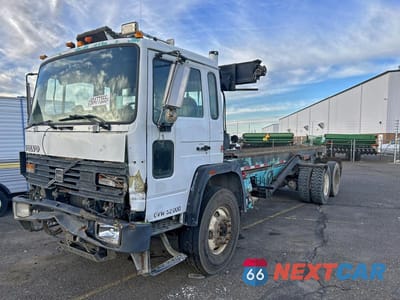 Drugie zdjęcie samochodu z przodu: 1997 VOLVO ROLL-OFF CONTAINER TRUCK VIN:4VM2CKFD9VR476731 - miniatura