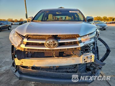 Piąte zdjęcie samochodu w środku: 2017 TOYOTA HIGHLANDER LE VIN:5TDZARFH8HS030698 - miniatura