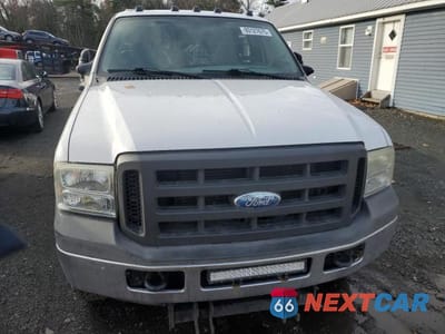 Piąte zdjęcie samochodu w środku: 2005 FORD F350 SUPER DUTY FLATBED TRUCK VIN:1FDWF37P65EC28040 - miniatura