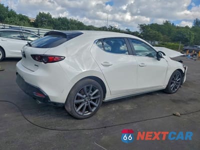 Trzecie zdjęcie samochodu z tyłu: 2021 MAZDA 3 SELECT VIN:JM1BPAKL2M1302035 - miniatura