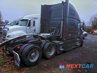 Trzecie zdjęcie samochodu z tyłu: 2016 VOLVO VN VNL VIN:4V4NC9TK6GN958205 - miniatura