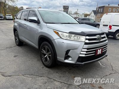 Czwarte zdjęcie samochodu z boku: 2019 TOYOTA HIGHLANDER LE VIN:5TDZARFH6KS042775 - miniatura