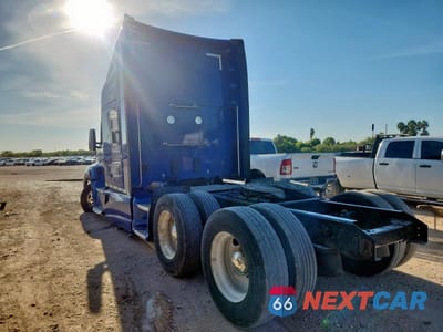 Trzecie zdjęcie samochodu z tyłu: 2022 KENWORTH T680 SEMI TRUCK VIN:1XKYD49X0NJ482876 - miniatura