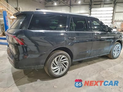 Trzecie zdjęcie samochodu z tyłu: 2025 LINCOLN NAVIGATOR RESERVE VIN:5LMJJ2LG8SEL09512 - miniatura