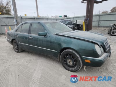 Czwarte zdjęcie samochodu z boku: 1999 MERCEDES-BENZ E 320 VIN:WDBJF65H7XA885207 - miniatura