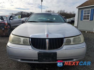 Piąte zdjęcie samochodu w środku: 2001 LINCOLN TOWN CAR SIGNATURE VIN:1LNHM82W31Y729695 - miniatura