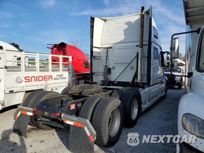 Czwarte zdjęcie samochodu z boku: 2023 VOLVO VNL SEMI TRUCK VIN:4V4NC9EJ4PN615350 - miniatura