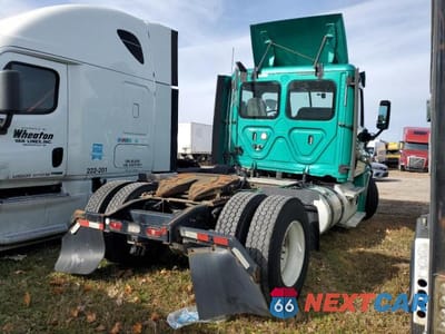 Czwarte zdjęcie samochodu z boku: 2019 FREIGHTLINER CASCADIA 125 SEMI TRUCK VIN:3AKBGDDV3KSKS3052 - miniatura