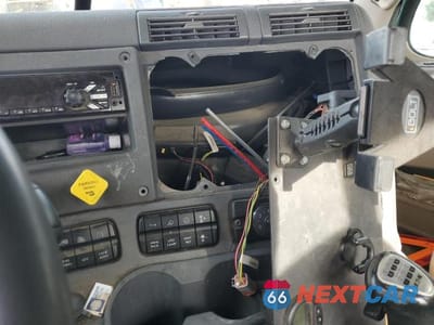 Zdjęcie 9 z 10 samochodu: 2019 FREIGHTLINER CASCADIA 125 SEMI TRUCK VIN:3AKBGDDV3KSKS3052 - miniatura