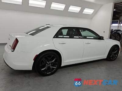 Trzecie zdjęcie samochodu z tyłu: 2023 CHRYSLER 300 S VIN:2C3CCABGXPH637038 - miniatura