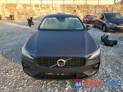 Piąte zdjęcie samochodu w środku: 2021 VOLVO S60 T5 MOMENTUM VIN:7JR102TZXMG113253 - miniatura