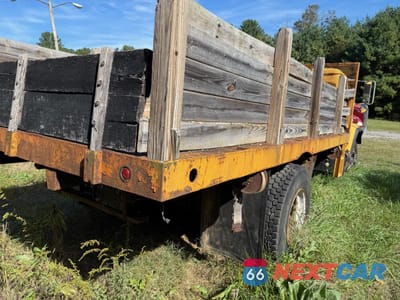 Czwarte zdjęcie samochodu z boku: 1987 INTERNATIONAL 1954 FLATBED TRUCK VIN:1HTLDTVNXHH472598 - miniatura