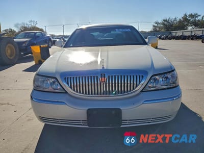 Piąte zdjęcie samochodu w środku: 2007 LINCOLN TOWN CAR SIGNATURE VIN:1LNHM81V87Y605102 - miniatura
