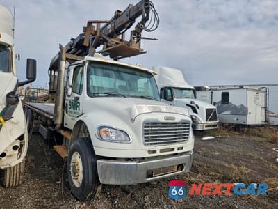 Czwarte zdjęcie samochodu z boku: 2008 FREIGHTLINER M2 106 MEDIUM DUTY VIN:1FVHCYBS38HZ09455 - miniatura