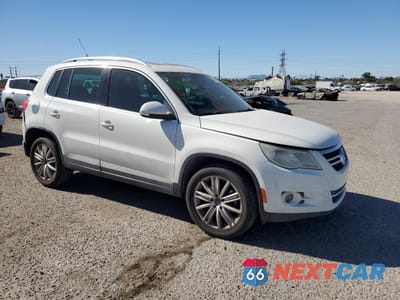 Czwarte zdjęcie samochodu z boku: 2011 VOLKSWAGEN TIGUAN S VIN:WVGAV7AX0BW557979 - miniatura