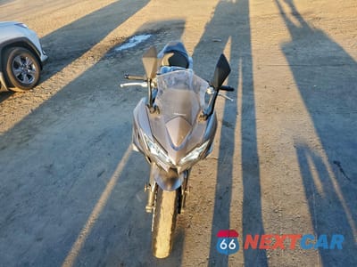 Piąte zdjęcie samochodu w środku: 2021 KAWASAKI EX650 N VIN:ML5EXEN14MDA25172 - miniatura