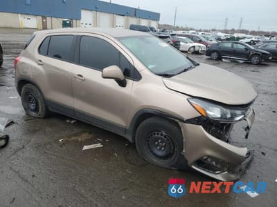 Czwarte zdjęcie samochodu z boku: 2018 CHEVROLET TRAX LS VIN:3GNCJKSB7JL168217 - miniatura