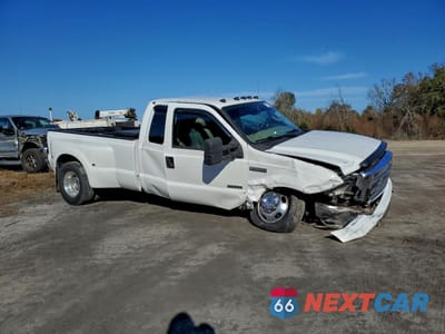 Czwarte zdjęcie samochodu z boku: 2005 FORD F350 SUPER DUTY VIN:1FTWX32P15EB01236 - miniatura