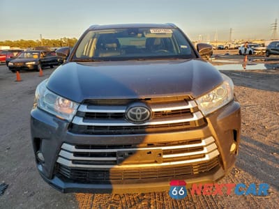 Piąte zdjęcie samochodu w środku: 2018 TOYOTA HIGHLANDER SE VIN:5TDJZRFH5JS497928 - miniatura