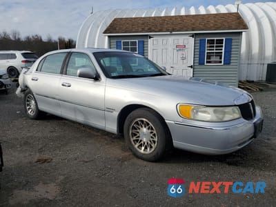 Czwarte zdjęcie samochodu z boku: 2001 LINCOLN TOWN CAR SIGNATURE VIN:1LNHM82W31Y729695 - miniatura