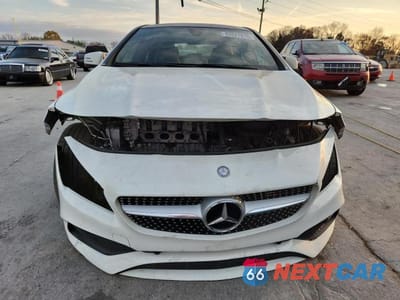 Piąte zdjęcie samochodu w środku: 2018 MERCEDES-BENZ CLA 250 4MATIC VIN:WDDSJ4GB3JN516383 - miniatura