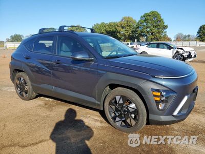 Czwarte zdjęcie samochodu z boku: 2025 HYUNDAI KONA SEL VIN:KM8HB3ABXSU280905 - miniatura