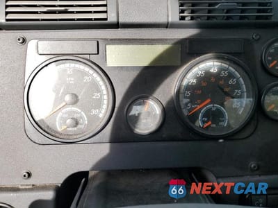 Zdjęcie 8 z 10 samochodu: 2019 FREIGHTLINER CASCADIA 125 SEMI TRUCK VIN:3AKBGDDV3KSKS3052 - miniatura