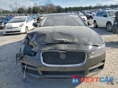 Piąte zdjęcie samochodu w środku: 2017 JAGUAR XE PRESTIGE VIN:SAJAE4BG5HA952507 - miniatura