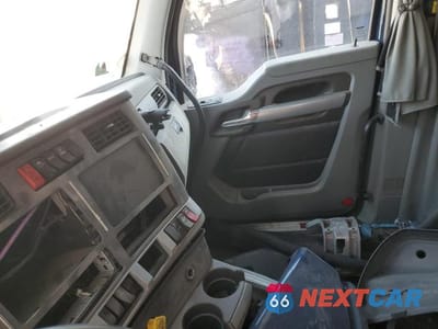 Piąte zdjęcie samochodu w środku: 2020 KENWORTH T680 SEMI TRUCK VIN:1XKYDP9X3LJ373262 - miniatura