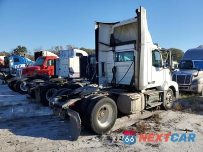 Czwarte zdjęcie samochodu z boku: 2017 VOLVO VNL SEMI TRUCK VIN:4V4N39TG3HN987979 - miniatura