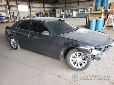 Czwarte zdjęcie samochodu z boku: 2016 CHRYSLER 300 LIMITED VIN:2C3CCAAG7GH219506 - miniatura