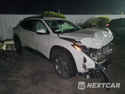 Czwarte zdjęcie samochodu z boku: 2024 CHEVROLET TRAX 1LT VIN:KL77LHE20RC207169 - miniatura