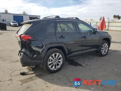 Trzecie zdjęcie samochodu z tyłu: 2025 TOYOTA RAV4 XLE PREMIUM VIN:2T3C1RFVXSW421160 - miniatura