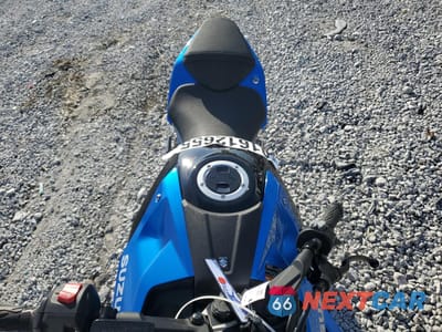Piąte zdjęcie samochodu w środku: 2024 SUZUKI GSX800 F VIN:JS1EM13B6R7101474 - miniatura