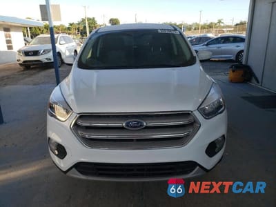 Piąte zdjęcie samochodu w środku: 2019 FORD ESCAPE SE VIN:1FMCU9GD5KUC42742 - miniatura