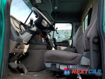 Piąte zdjęcie samochodu w środku: 2019 FREIGHTLINER CASCADIA 125 SEMI TRUCK VIN:3AKBGDDV3KSKS3052 - miniatura