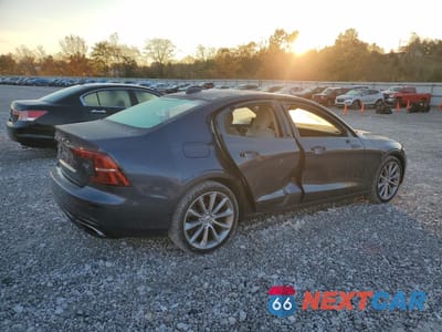 Trzecie zdjęcie samochodu z tyłu: 2021 VOLVO S60 T5 MOMENTUM VIN:7JR102TZXMG113253 - miniatura