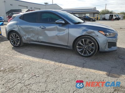 Czwarte zdjęcie samochodu z boku: 2020 HYUNDAI VELOSTER BASE VIN:KMHTG6AF9LU029472 - miniatura